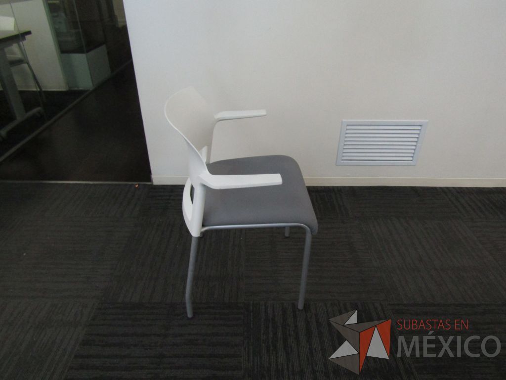 Lote 148 - 10 Sillas de visita con 4 patas metálicas, descansabrazos, asiento en tela color gris y respaldo liso color blanco - Imagen 10