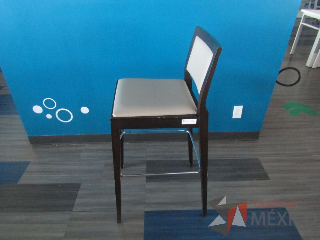 Lote 002 - 4 Silla altas con descansa pies, estructura de madera , asiento y respaldo en tela color beige. - Imagen 9