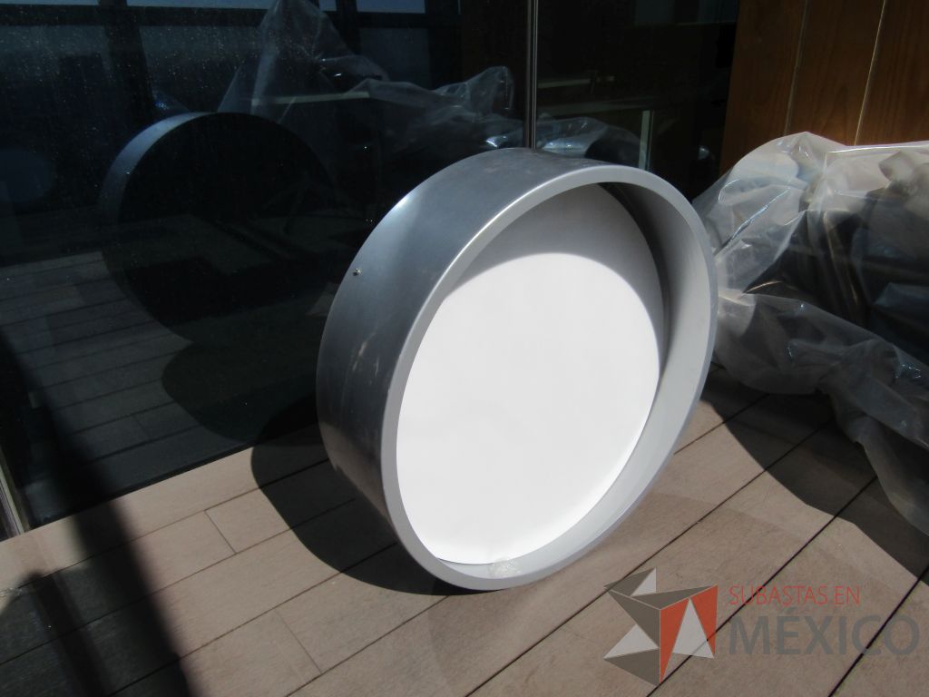 Lote 013 - 22 Luminarias metálicas circulares y 20 Bases metálicas para luminaria - Imagen 5