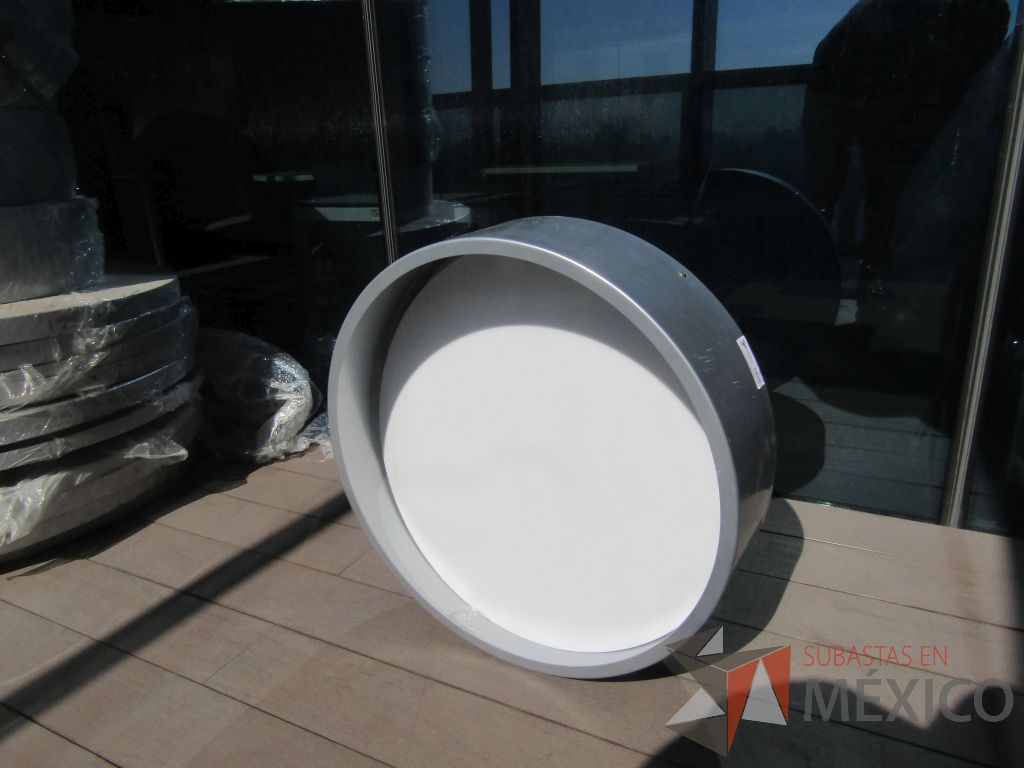 Lote 013 - 22 Luminarias metálicas circulares y 20 Bases metálicas para luminaria - Imagen 6