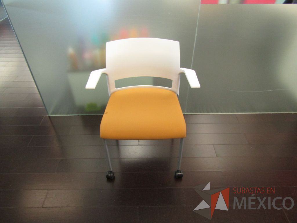Lote 086 - 5 Sillas de visita con 4 patas metálicas, ruedas, descansabrazos, asiento en tela y respaldo liso color blanco (Diferentes colores)