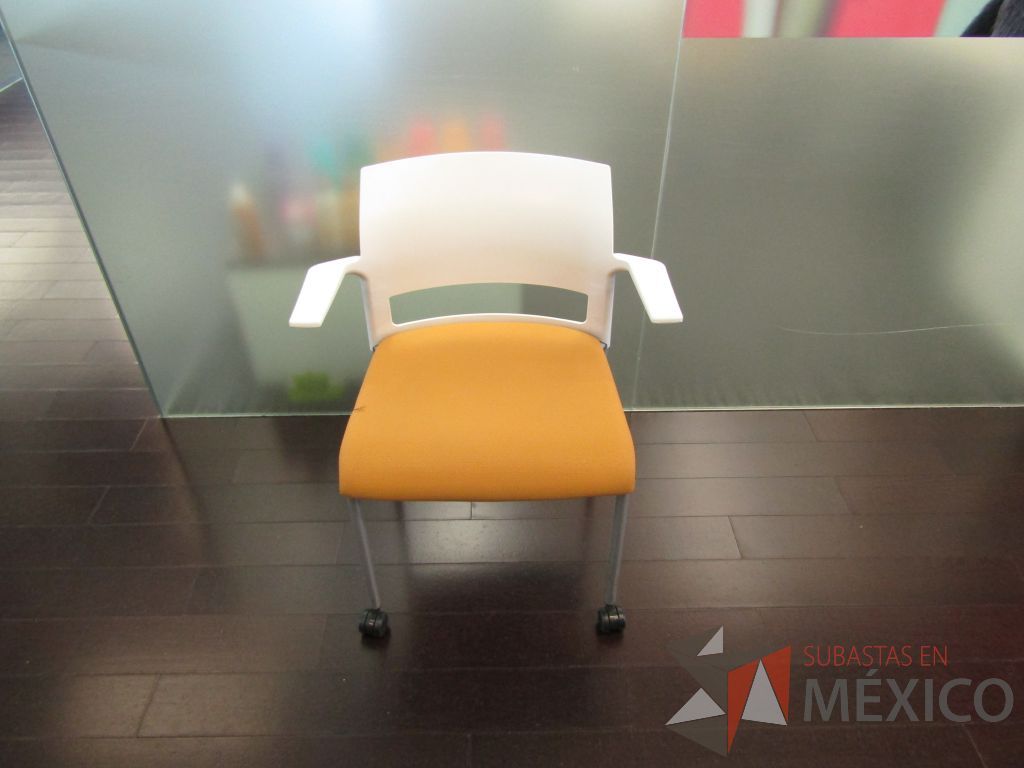 Lote 086 - 5 Sillas de visita con 4 patas metálicas, ruedas, descansabrazos, asiento en tela y respaldo liso color blanco (Diferentes colores) - Imagen 2