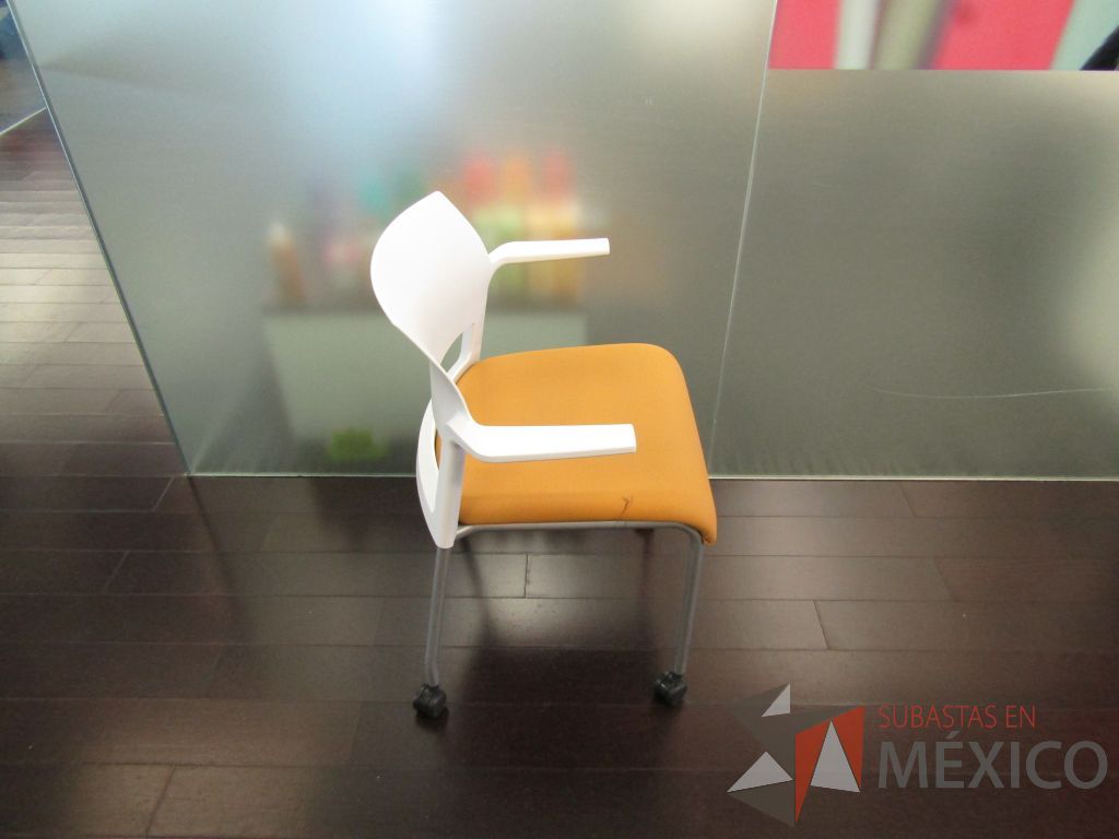 Lote 086 - 5 Sillas de visita con 4 patas metálicas, ruedas, descansabrazos, asiento en tela y respaldo liso color blanco (Diferentes colores) - Imagen 4