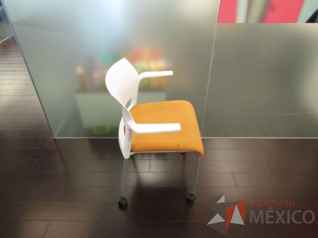 Lote 086 - 5 Sillas de visita con 4 patas metálicas, ruedas, descansabrazos, asiento en tela y respaldo liso color blanco (Diferentes colores) - Imagen 5