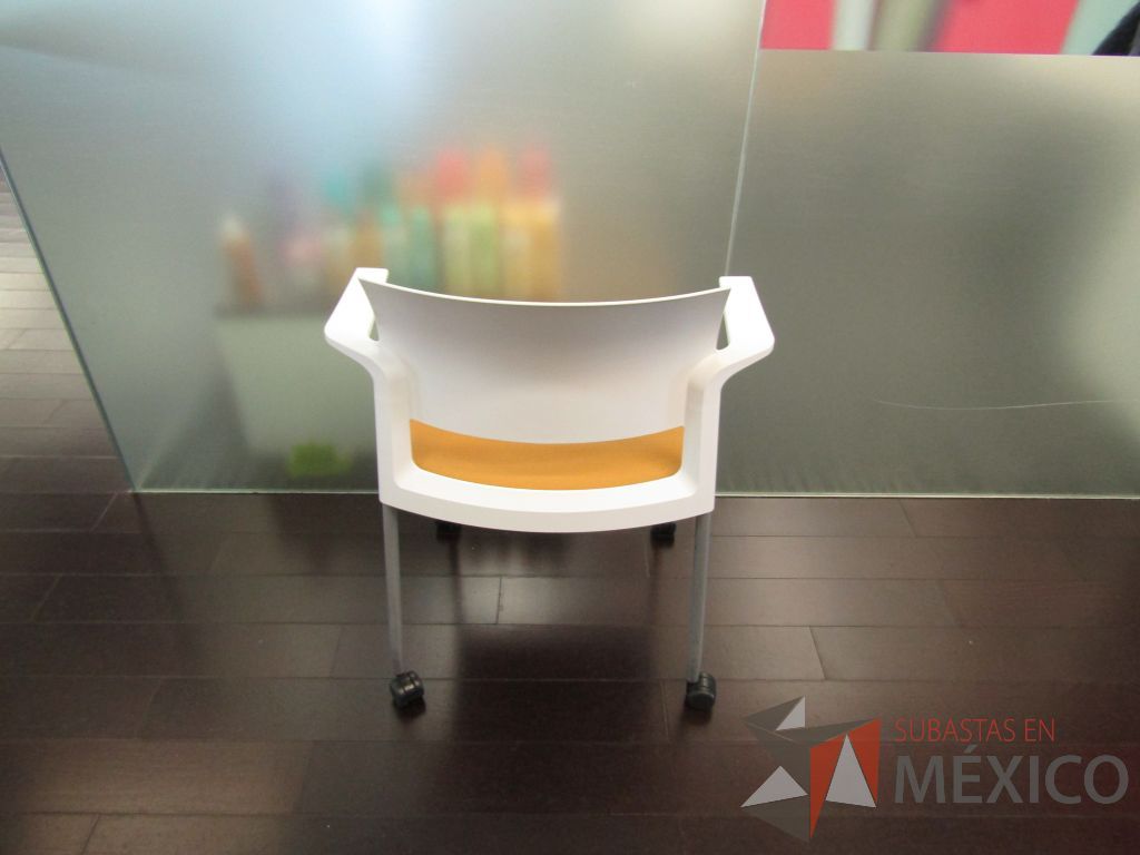 Lote 086 - 5 Sillas de visita con 4 patas metálicas, ruedas, descansabrazos, asiento en tela y respaldo liso color blanco (Diferentes colores) - Imagen 6
