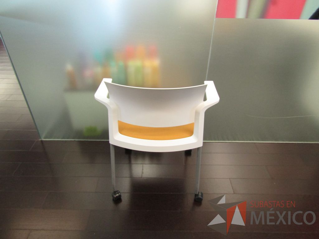 Lote 086 - 5 Sillas de visita con 4 patas metálicas, ruedas, descansabrazos, asiento en tela y respaldo liso color blanco (Diferentes colores) - Imagen 7
