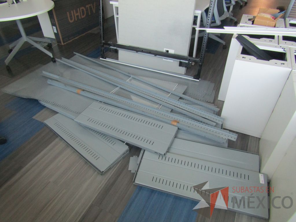 Lote 020 - 2 Anaqueles metálicos color gris (Desarmados)