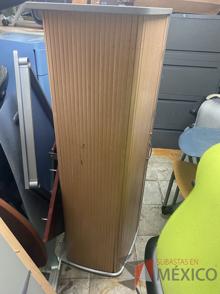 Lote 032 - 350 piezas para estaciones de trabajo, 2 mamparas altas con 4 gavetas y silla tipo piel - Imagen 9