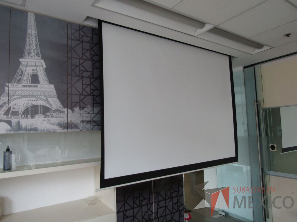 Lote 225 - Pantalla para proyector.