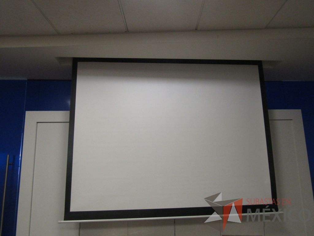 Lote 125 - Pantalla para proyector