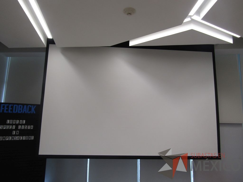 Lote 199 - Pantalla para proyector.