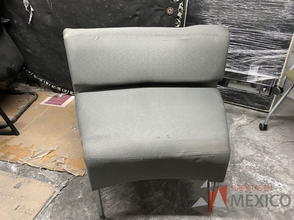 Lote 046 - Sillón de 1 plaza con base metálica, asiento y respaldo en tela color gris