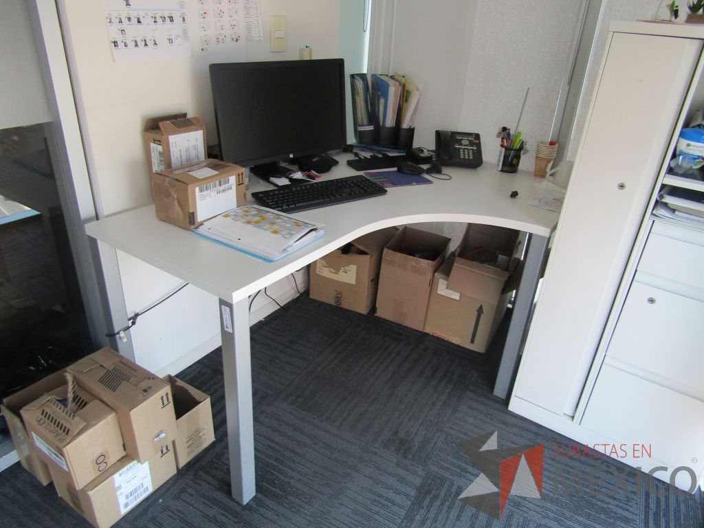 Lote 194 - Escritorio en escuadra y gabinete metálico con 3 cajones, 1 puerta y entrepaño color blanco. - Imagen 2