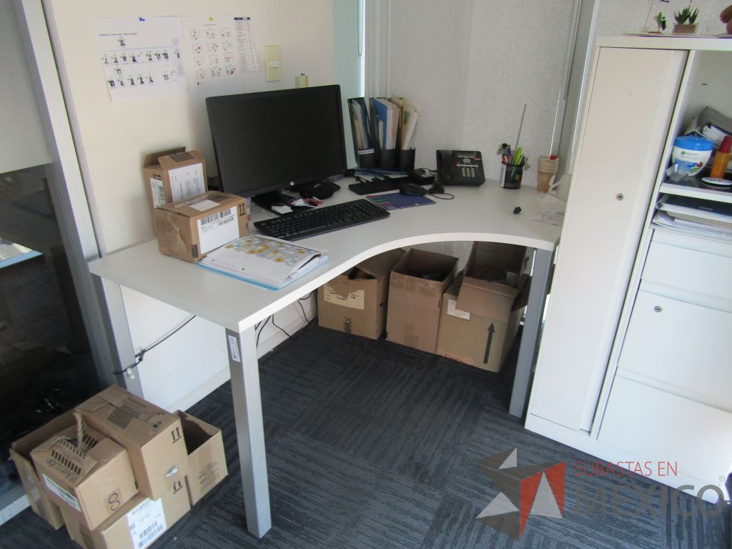 Lote 194 - Escritorio en escuadra y gabinete metálico con 3 cajones, 1 puerta y entrepaño color blanco. - Imagen 12