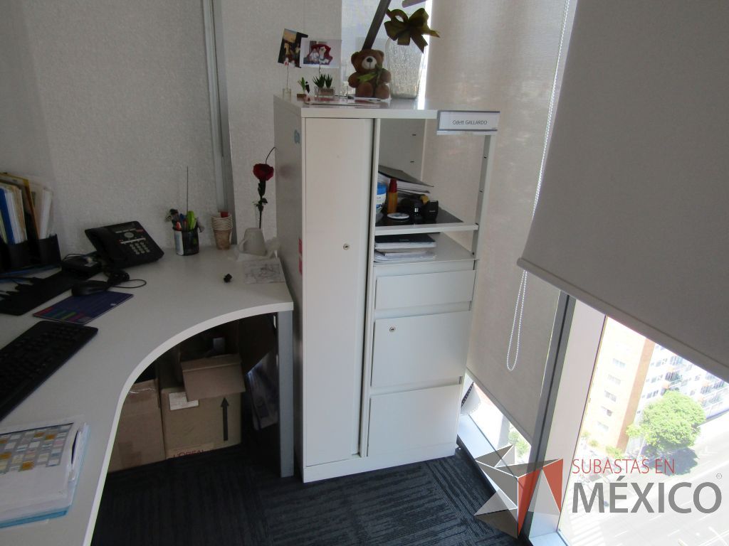 Lote 194 - Escritorio en escuadra y gabinete metálico con 3 cajones, 1 puerta y entrepaño color blanco. - Imagen 7