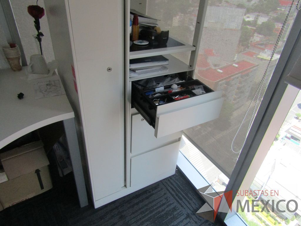 Lote 194 - Escritorio en escuadra y gabinete metálico con 3 cajones, 1 puerta y entrepaño color blanco. - Imagen 4