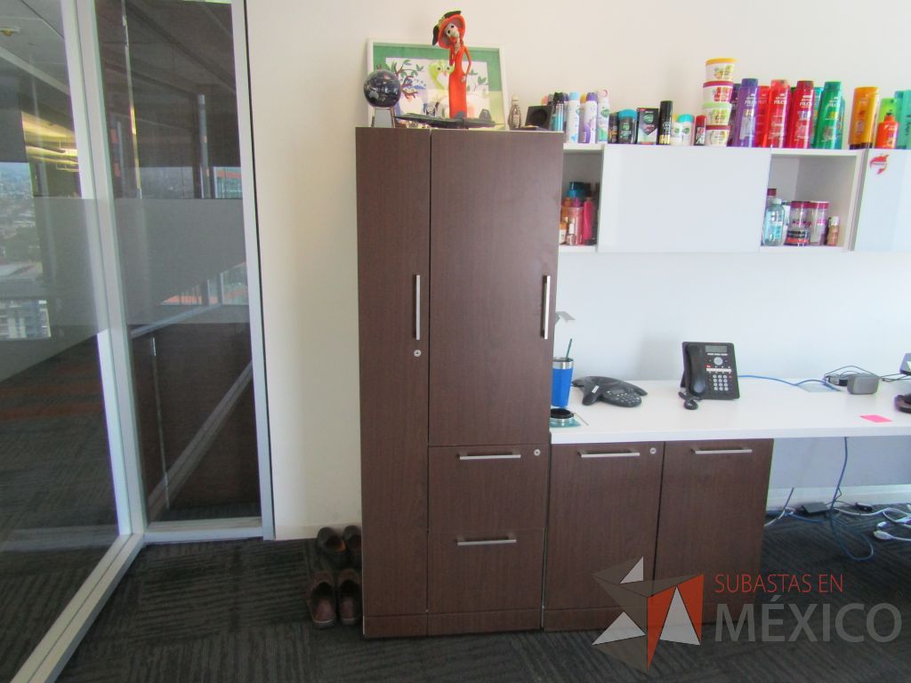 Lote 073 - Escritorio en escuadra, gabinete alto con 2 puertas y 2 cajones y 2 gavetas empotradas - Imagen 13