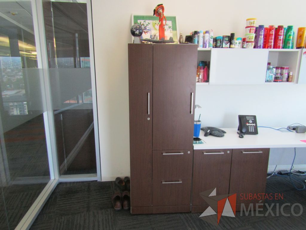 Lote 073 - Escritorio en escuadra, gabinete alto con 2 puertas y 2 cajones y 2 gavetas empotradas - Imagen 14