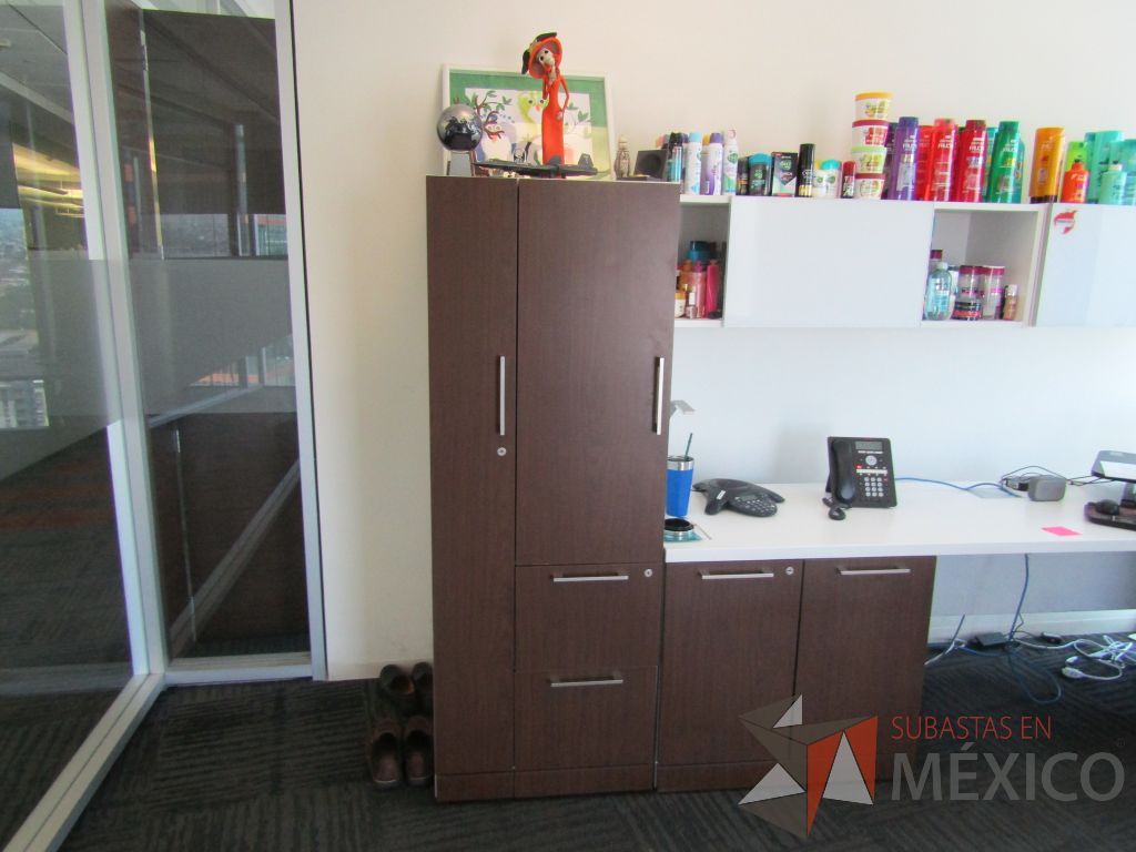 Lote 073 - Escritorio en escuadra, gabinete alto con 2 puertas y 2 cajones y 2 gavetas empotradas - Imagen 15
