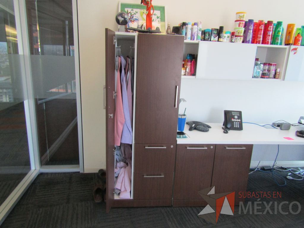 Lote 073 - Escritorio en escuadra, gabinete alto con 2 puertas y 2 cajones y 2 gavetas empotradas - Imagen 16