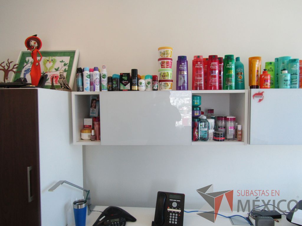 Lote 073 - Escritorio en escuadra, gabinete alto con 2 puertas y 2 cajones y 2 gavetas empotradas - Imagen 18