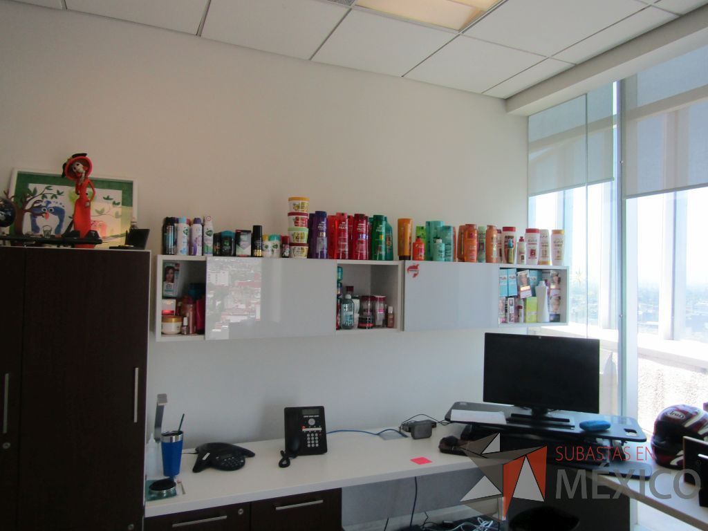 Lote 073 - Escritorio en escuadra, gabinete alto con 2 puertas y 2 cajones y 2 gavetas empotradas - Imagen 20