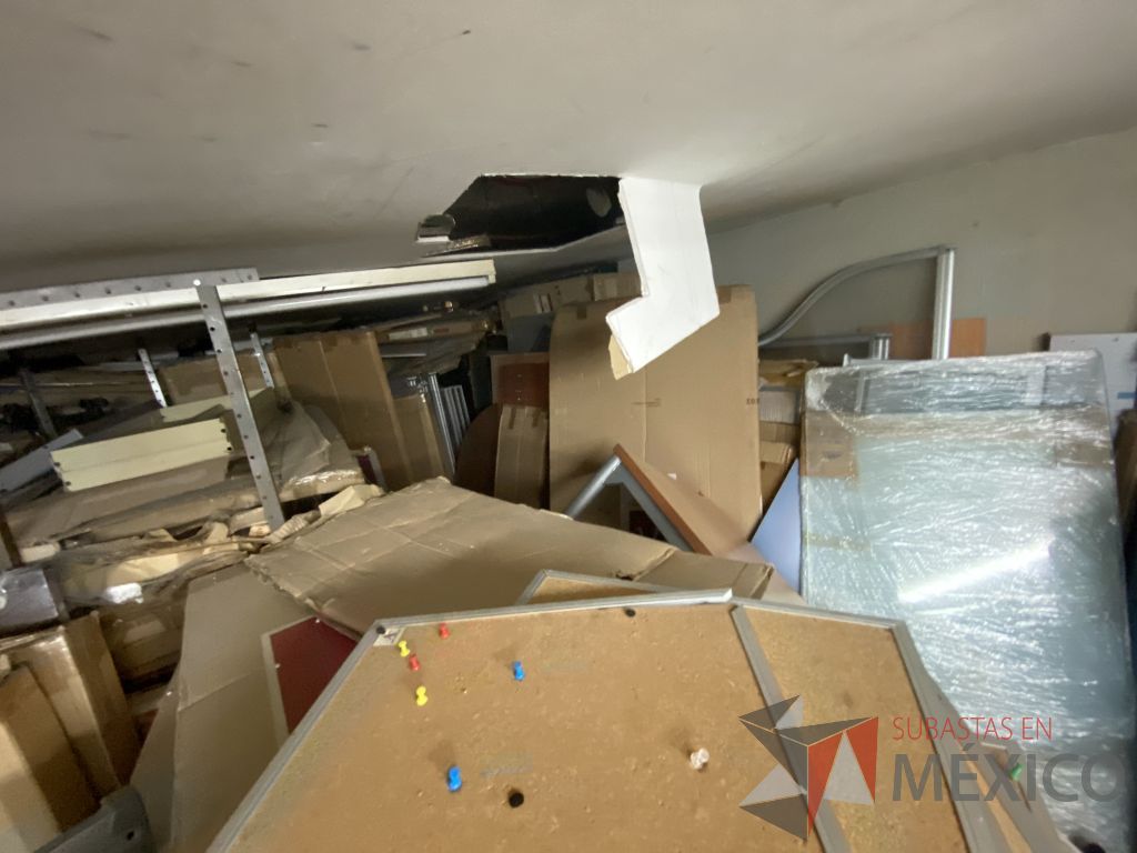Lote 032 - 350 piezas para estaciones de trabajo, 2 mamparas altas con 4 gavetas y silla tipo piel - Imagen 11