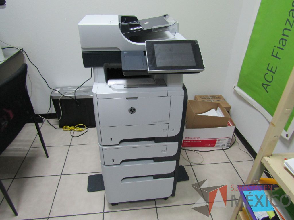 Lote 014 - Impresora hp laser color blanco 2 charolas de papel y compartimiento con puerta