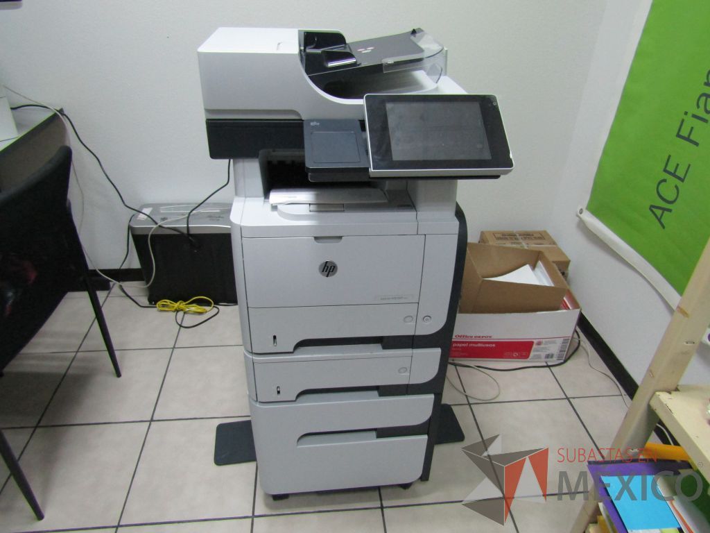 Lote 014 - Impresora hp laser color blanco 2 charolas de papel y compartimiento con puerta - Imagen 2