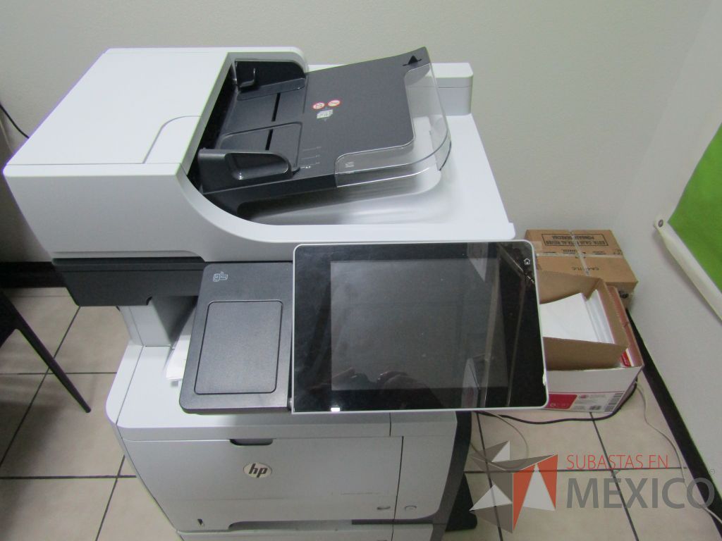 Lote 014 - Impresora hp laser color blanco 2 charolas de papel y compartimiento con puerta - Imagen 3
