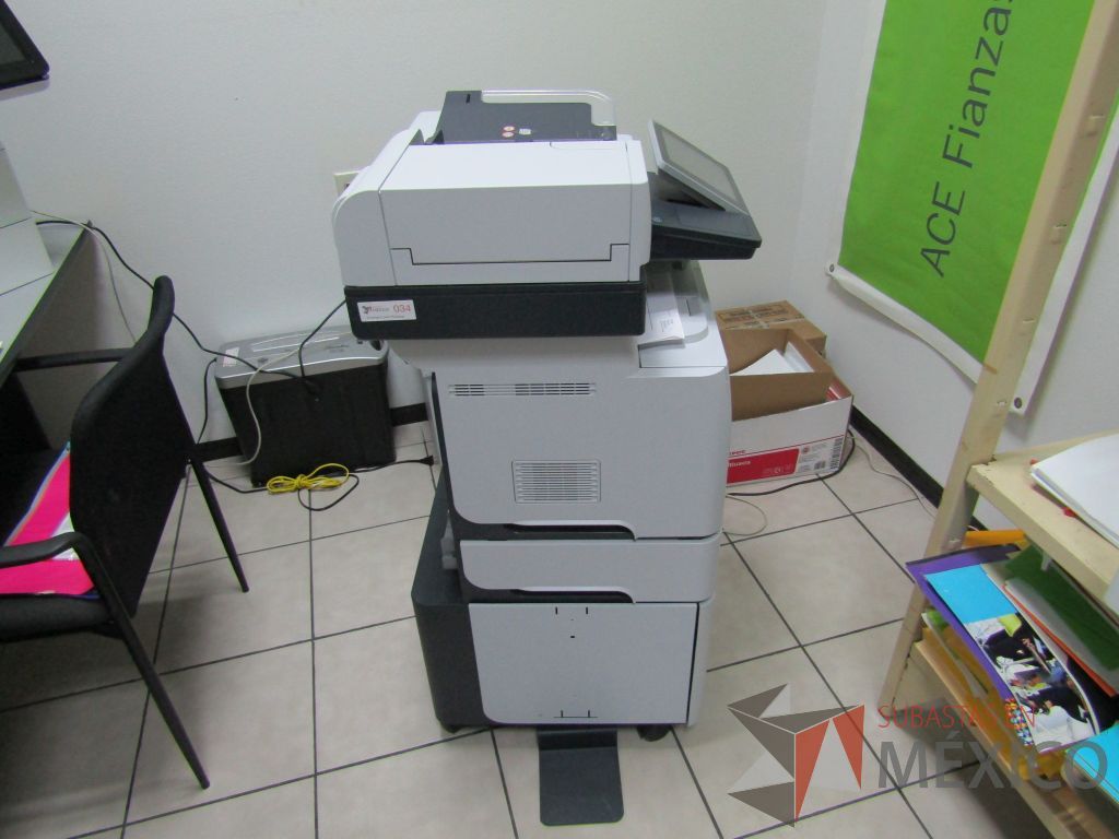 Lote 014 - Impresora hp laser color blanco 2 charolas de papel y compartimiento con puerta - Imagen 4