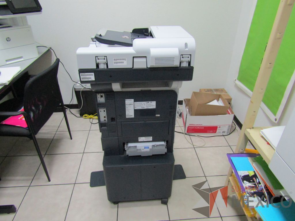 Lote 014 - Impresora hp laser color blanco 2 charolas de papel y compartimiento con puerta - Imagen 5