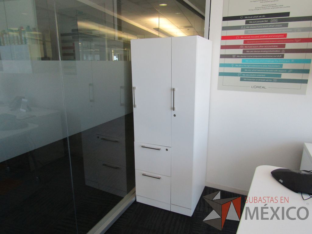 Lote 188 - Gabinete alto con 2 puertas y 2 cajones color blanco. - Imagen 3