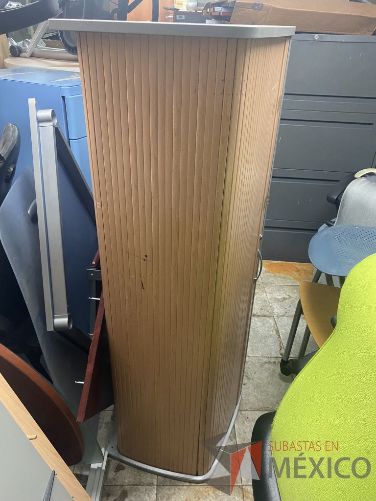 Lote 032 - 350 piezas para estaciones de trabajo, 2 mamparas altas con 4 gavetas y silla tipo piel - Imagen 12