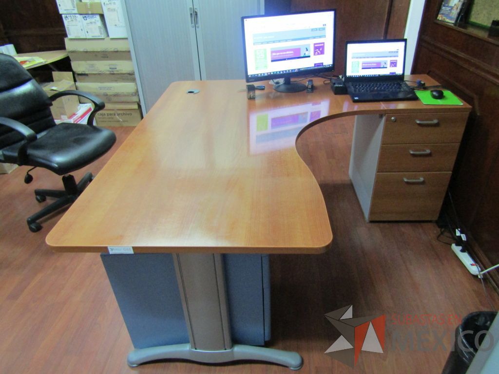 Lote 038 - Escritorio en L cubierta de color madera y archivero de 3 cajones - Imagen 3