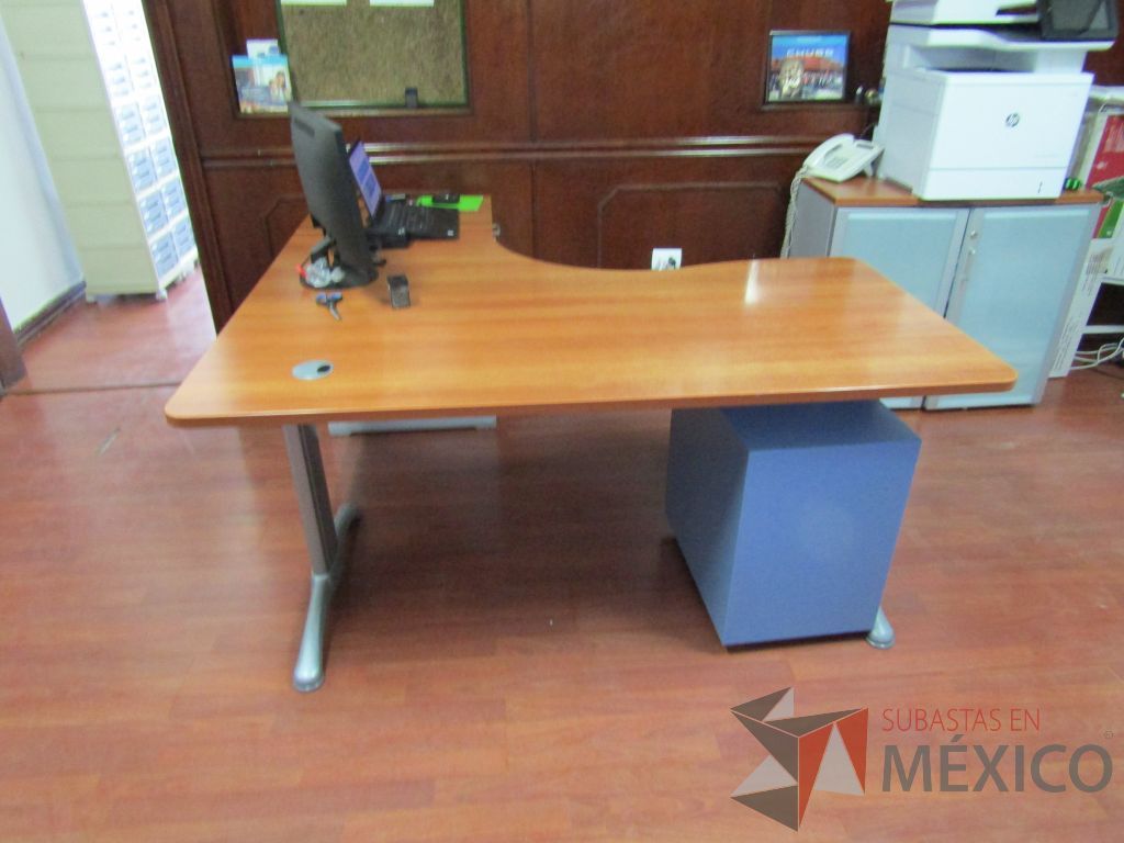 Lote 038 - Escritorio en L cubierta de color madera y archivero de 3 cajones