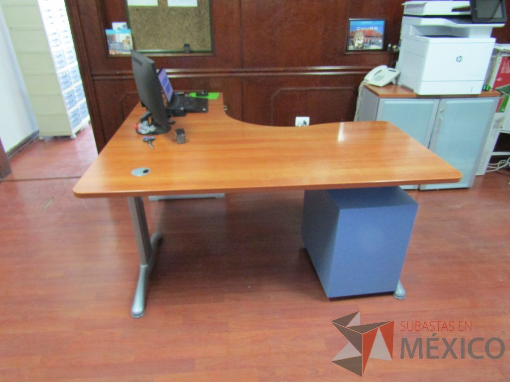 Lote 038 - Escritorio en L cubierta de color madera y archivero de 3 cajones - Imagen 4