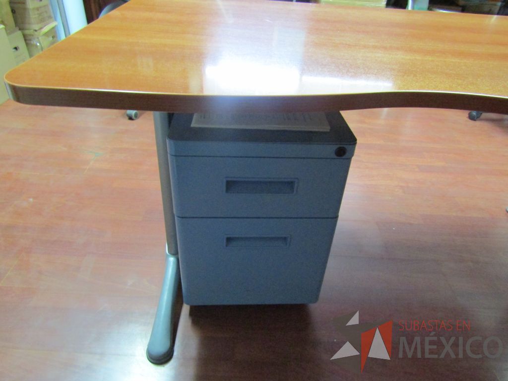 Lote 038 - Escritorio en L cubierta de color madera y archivero de 3 cajones - Imagen 6