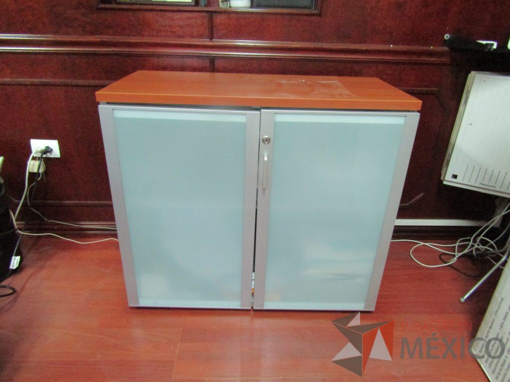 Lote 039 - Gabinete de 2 puertas 1 entrepaño y cubierta de color madera - Imagen 2
