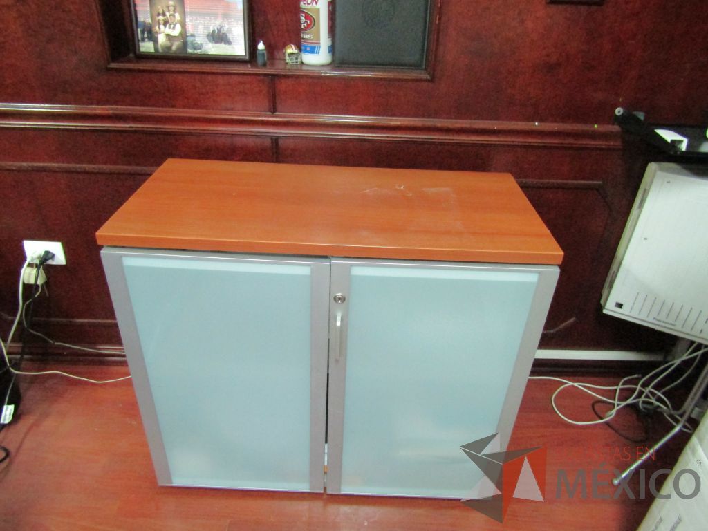 Lote 039 - Gabinete de 2 puertas 1 entrepaño y cubierta de color madera - Imagen 3