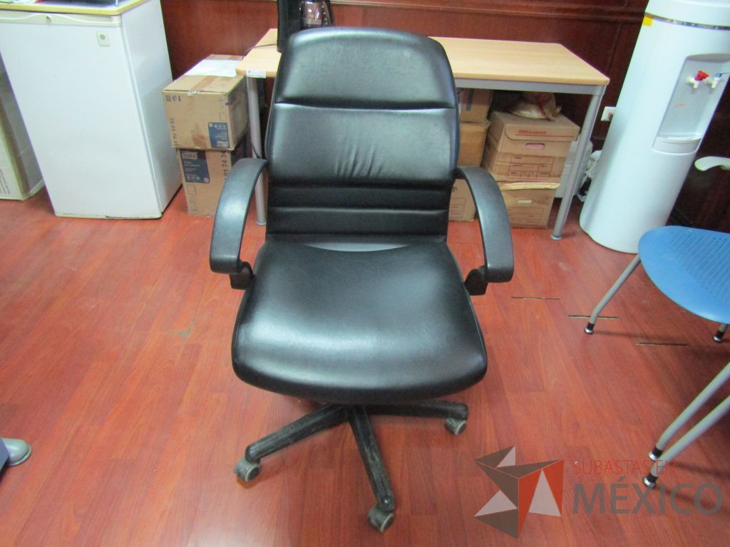 Lote 025 - 2 Sillas operativas color negro con descansabrazos y ruedas tipo piel