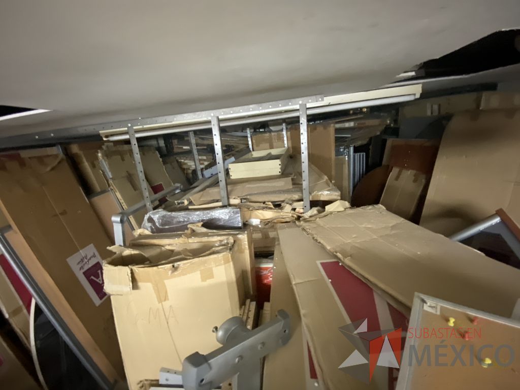Lote 032 - 350 piezas para estaciones de trabajo, 2 mamparas altas con 4 gavetas y silla tipo piel - Imagen 13