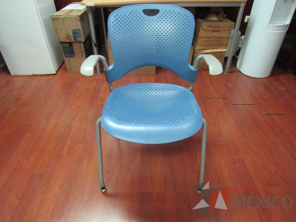 Lote 028 - 5 Sillas de visita asiento y respaldo azul con descansabrazos y 4 patas metálicas