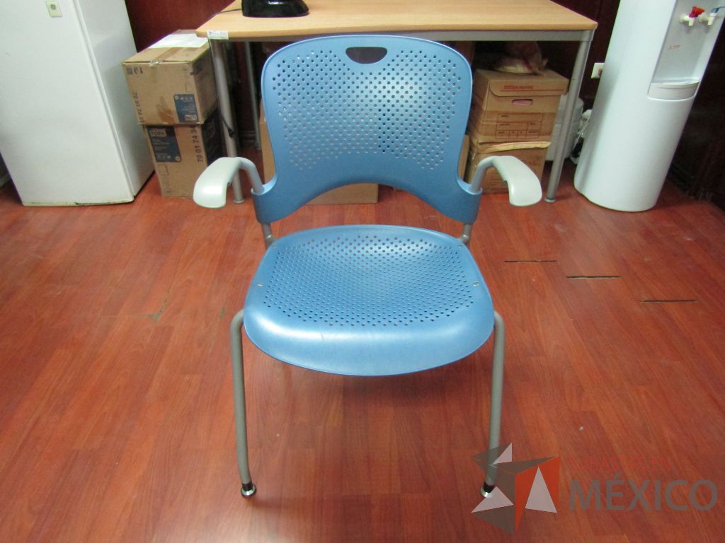 Lote 028 - 5 Sillas de visita asiento y respaldo azul con descansabrazos y 4 patas metálicas - Imagen 2