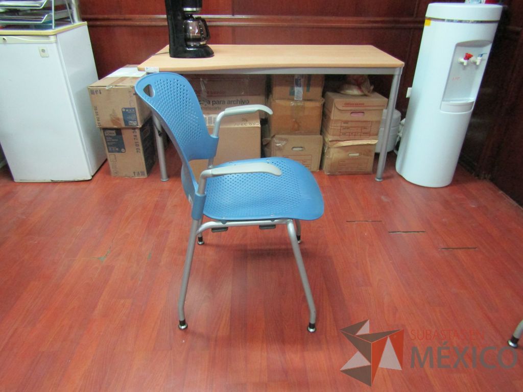 Lote 028 - 5 Sillas de visita asiento y respaldo azul con descansabrazos y 4 patas metálicas - Imagen 3