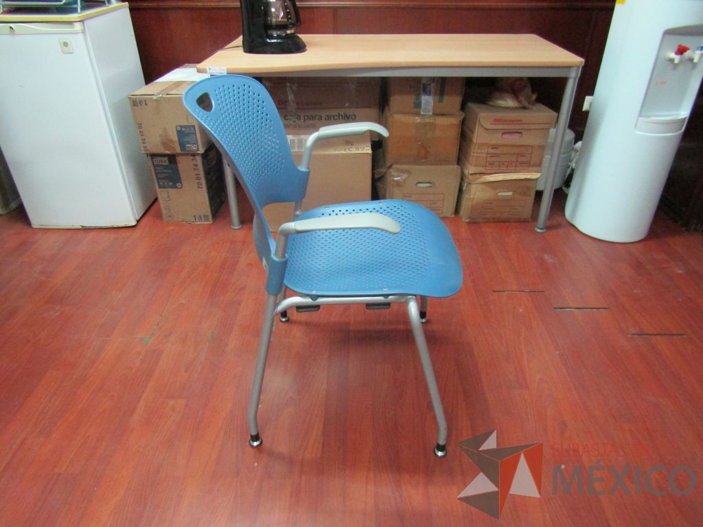Lote 028 - 5 Sillas de visita asiento y respaldo azul con descansabrazos y 4 patas metálicas - Imagen 4