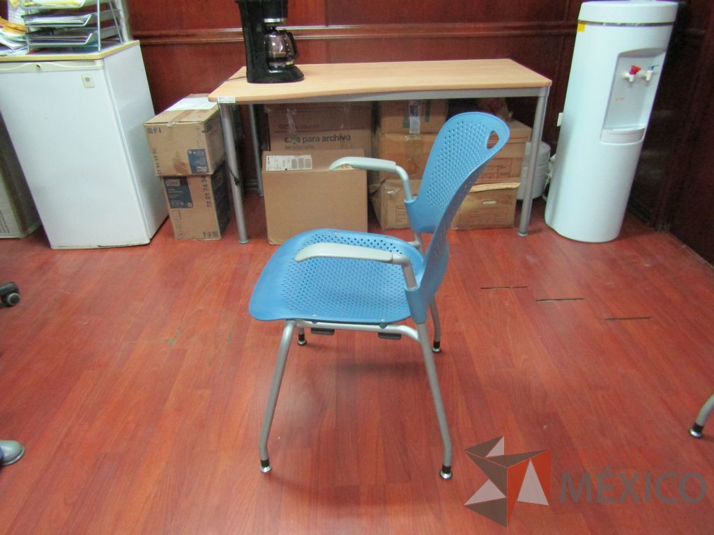 Lote 028 - 5 Sillas de visita asiento y respaldo azul con descansabrazos y 4 patas metálicas - Imagen 5
