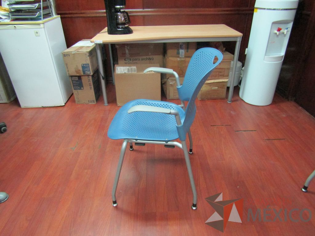 Lote 028 - 5 Sillas de visita asiento y respaldo azul con descansabrazos y 4 patas metálicas - Imagen 6