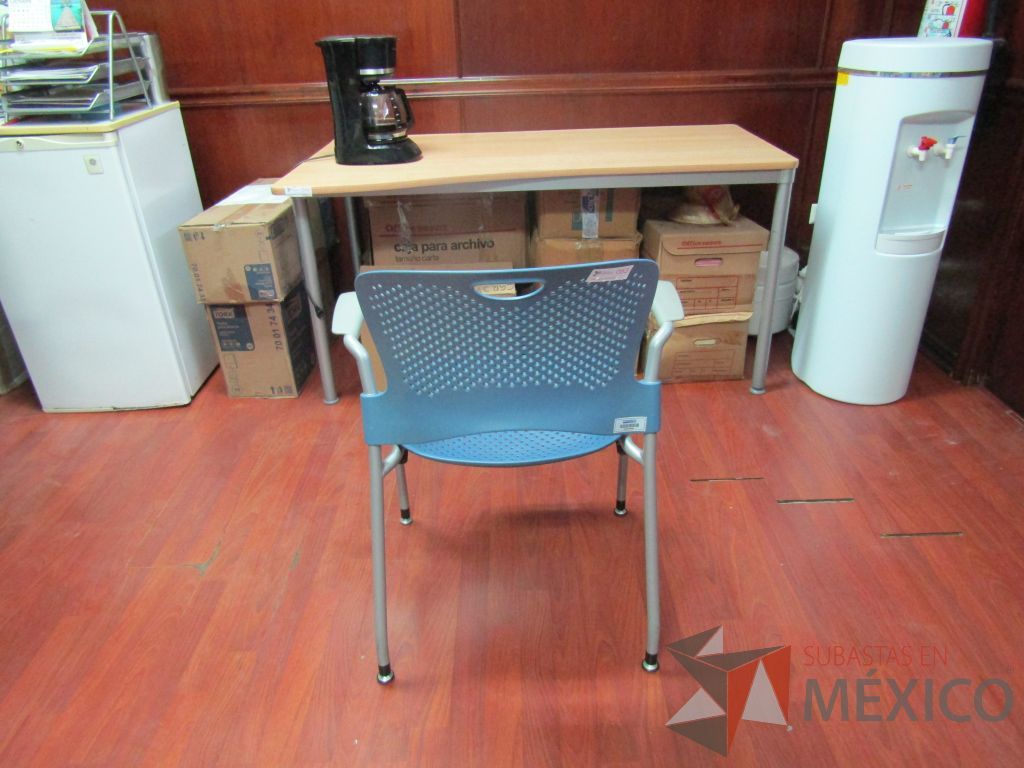 Lote 028 - 5 Sillas de visita asiento y respaldo azul con descansabrazos y 4 patas metálicas - Imagen 7