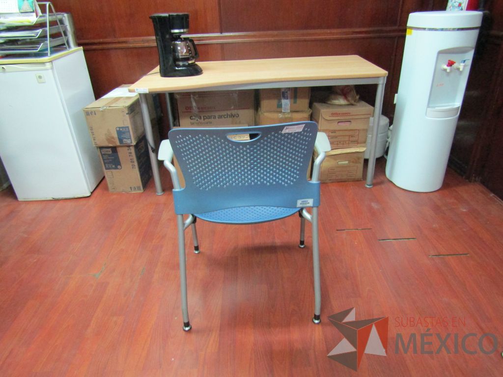 Lote 028 - 5 Sillas de visita asiento y respaldo azul con descansabrazos y 4 patas metálicas - Imagen 8